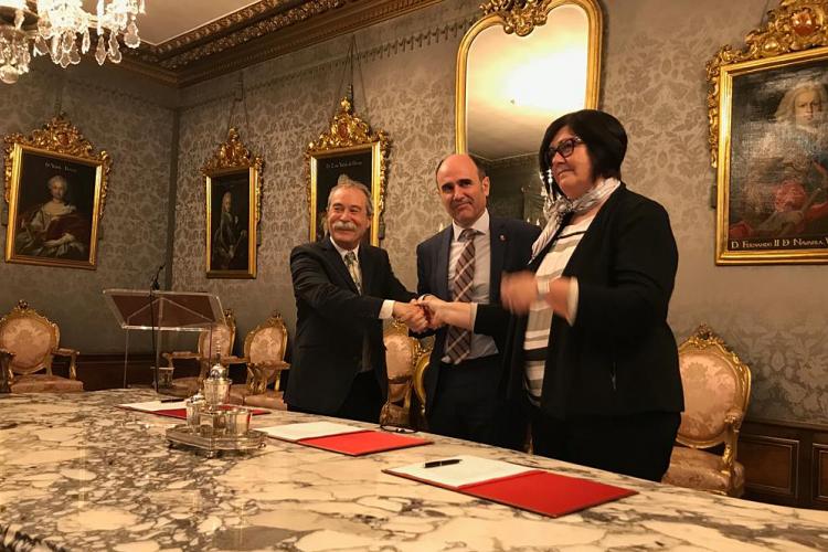 Pio Aguirre, de Elkargi, el vicepresidente Ayerdi y Pilar Irigoien, de Sodena, en el acto de firma del convenio.