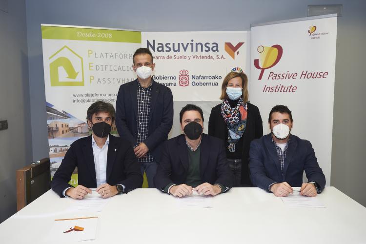 Fotografía de cinco personas alrededor de una mesa.