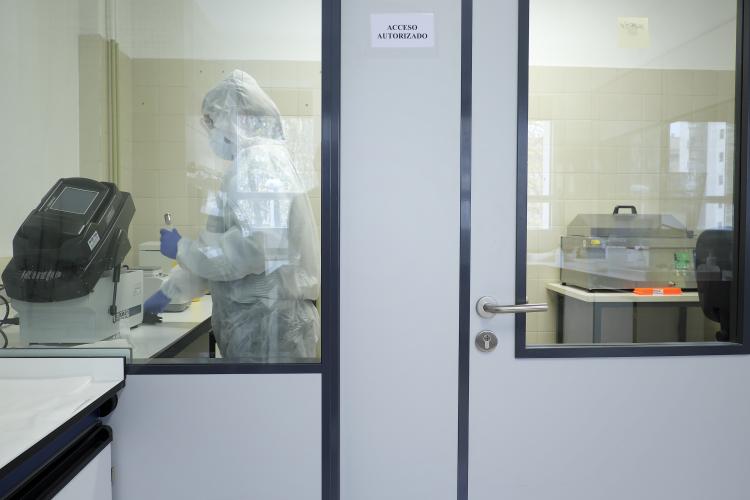 Fotografía de un laboratorio donde aparece una persona analizando muestras