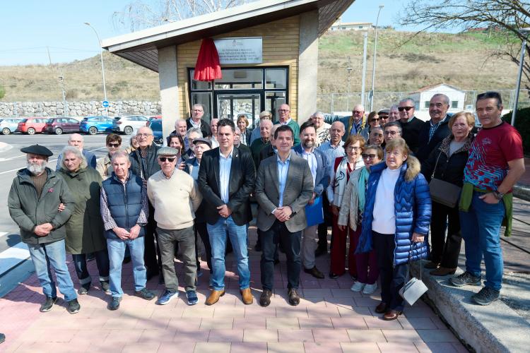 Un grupo de personas en la entrada de Mocholí
