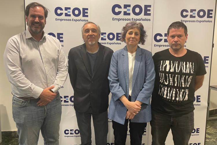 Fotografía de tres hombres y una mujer de pie.