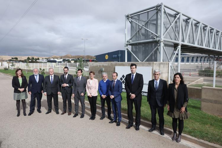 Fotografía de autoridades en el exterior de la Central de Infraestructuras Comunes de la CAT