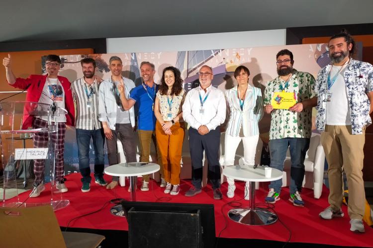 Fotografía del momento de la presentación donde aparecen varias personas de pie.