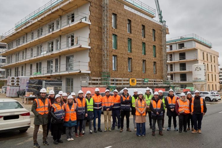 Foto grupal delante de las obras de las viviendas