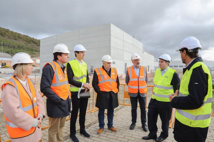 Fotografía del vicepresidente José María Aierdi junto al resto de autoridades en la visita a la obra de la central de calor de la Txantrea.