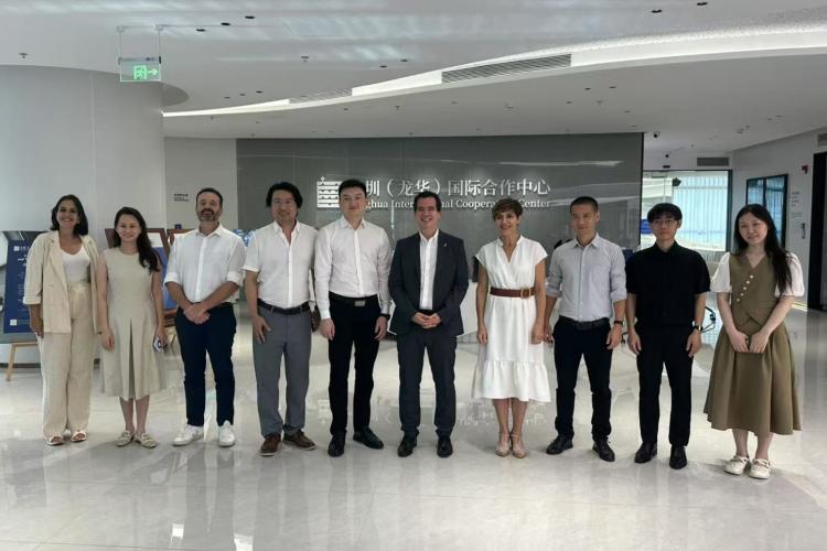 10 personas posando (representantes de empresas Navarras y Chinas)