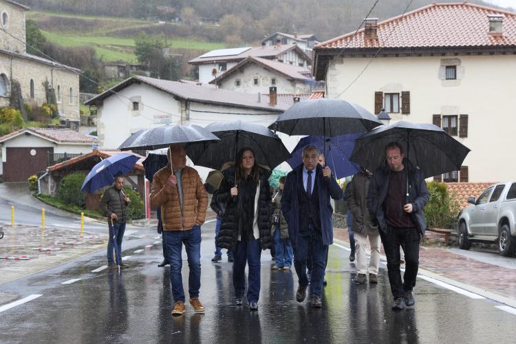 Miembros de la visita recorriendo la travesía