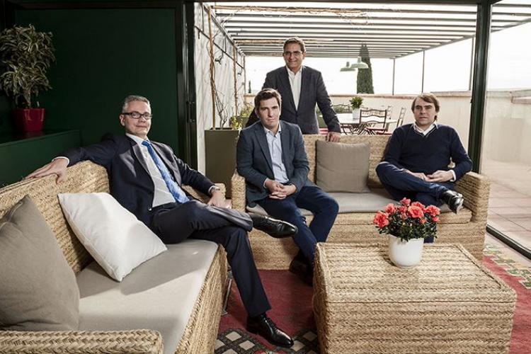En el sofá solo: Josep María Echarri, Managing Partner de Inveready; en el sofá con dos personas: a la izquierda, Carlos Conti, General Partner de Inveready y a la derecha, Roger Piqué, General Partner de Inveready, y detrás del sofa, de pie: Ignacio Fonts, Managing Partner de Inveready.