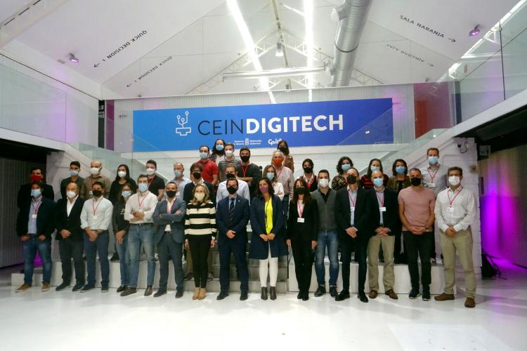 Fotografia del consejero Irujo junto a las directoras generales Izaskun Goñi y Uxue Itoiz, y la coordinadora de CEIN María Sanz de Galdeano, con los y las promotoras de los proyectos.