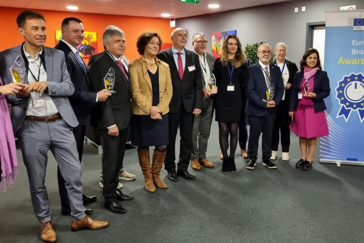 Fotografía de varias personas recogiendo los premios