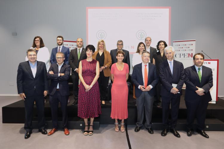 Fotografía del grupo de ponentes participantes en el II Encuentro Nacional de Corporaciones. Situados en dos filas, la presidenta Chivite se encuentra en el centro.