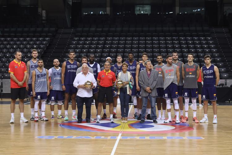 Fotografía de la presidenta María Chivite; el director gerente del Instituto Navarro del Deporte, Miguel Ángel Pozueta; y el presidente de la Federación Navarra de Baloncesto, Pablo Bretos, junto a la Selección Española de Baloncesto.