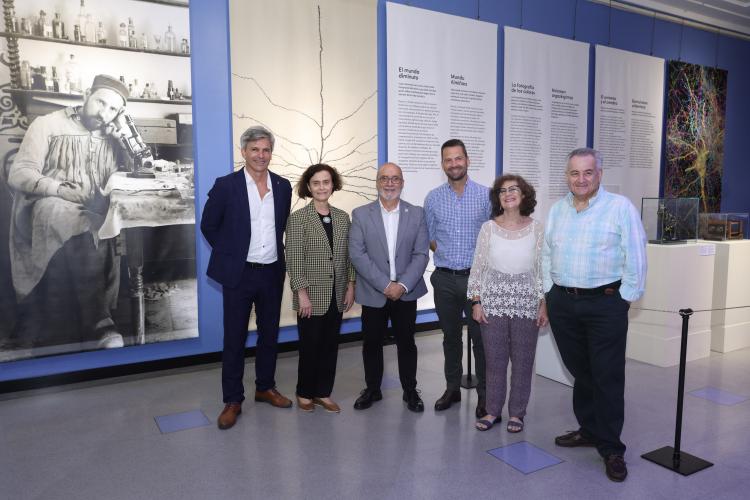 Fotografía de varios representantes al acto de inauguración