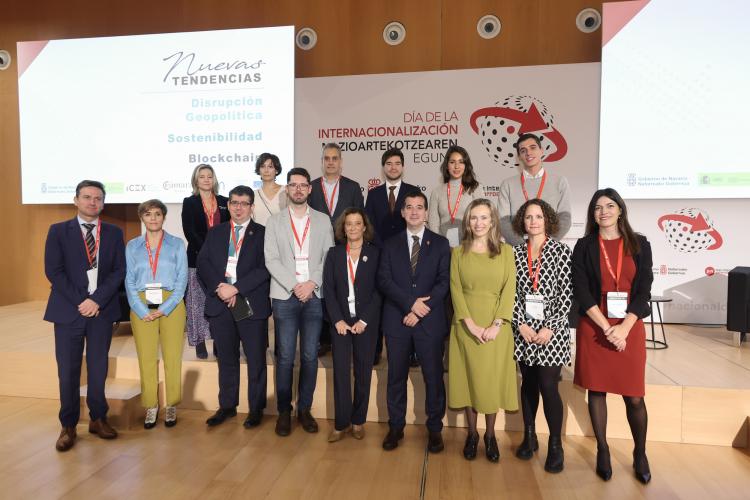 Fotografía del consejero Mikel Irujo y la directora general Izaskun Goñi, con participantes y organizadores de la jornada. 