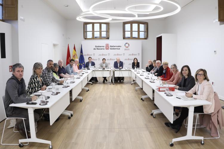 Fotografía de representantes del Ejecutivo foral y administraciones locales participantes en el convenio. 