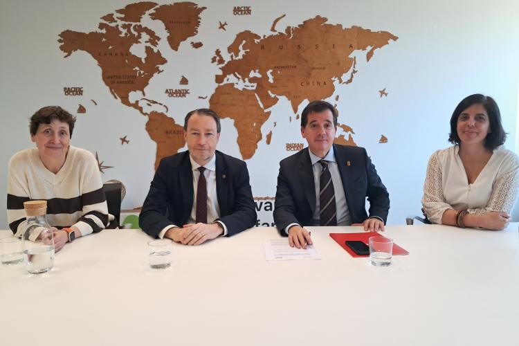 De izquierda a derecha: Mónica Cortiñas, vicerrectora de Calidad, Economía y Estrategia de la UPNA; Ramón Gonzalo, rector de la UPNA; el consejero Irujo, y Uxue Itoiz, directora gerente de la sociedad pública CEIN.