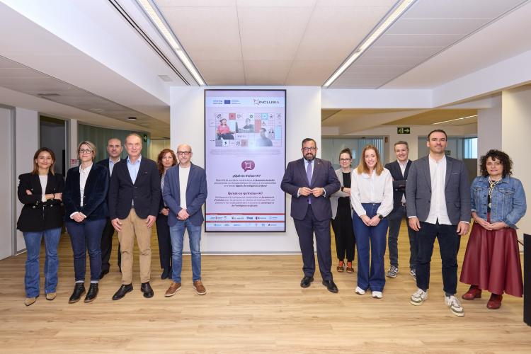 Un grupo de personas posando delante del cartel del programa