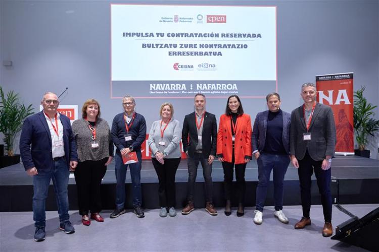 Ponentes de la jornada posando frente al escenario