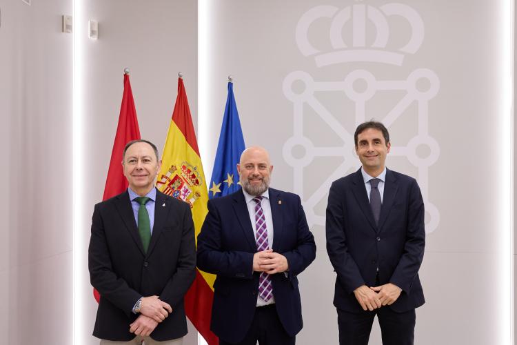 De izquierda a derecha, Francisco Fernández gerente de CPEN, el consejero Arasti y Asier Aguilera gerente del INI