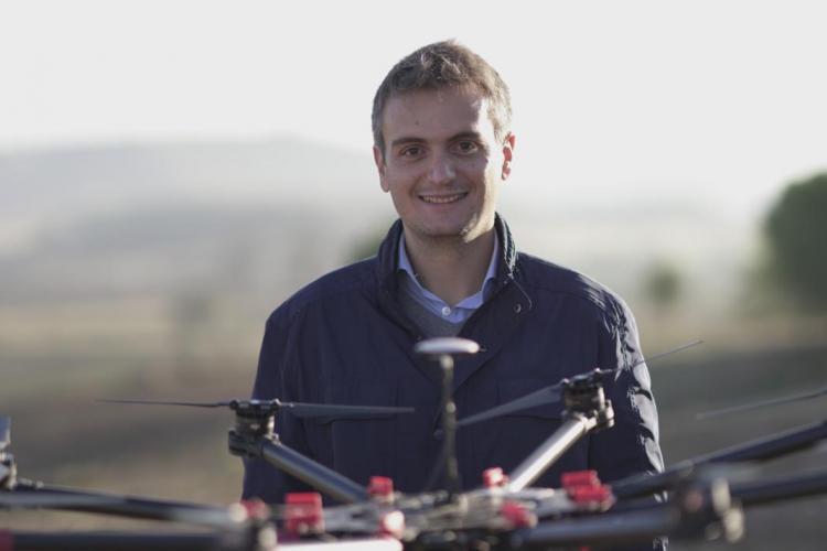 Fotografía de Juan Carlos Sesma, promotor de CO2 Revolution, junto a uno de los drones utilizados en las tareas de reforestación