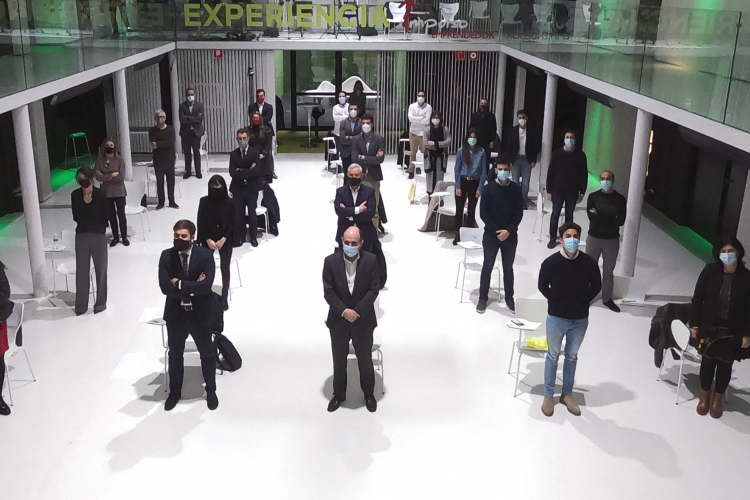 Fotografía de 25 personas en el acto de clausura en las instalaciones de Cein