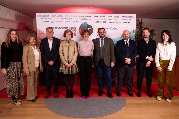 Nueve personas posando