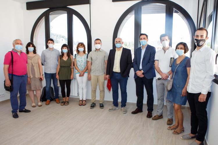 El vicepresidente Aierdi, junto al alcalde de Estella-Lizarra, Koldo Leoz, y el gerente de Nasuvinsa, Alberto Bayona y resto de autoridades en la visita a la rehabilitación del antiguo hospital. 