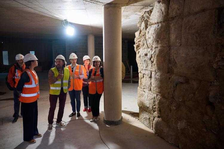 Fotografía en la que aparece la vicepresidenta Begoña Alfaro, durante su visita a las obras en el Horno de Coscolín
