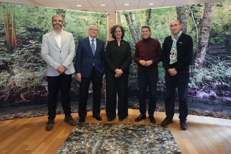 Fotografía de Luis Sanz, director gerente de Gestión Ambiental de Navarra (GAN-NIK);  Manuel Gutiérrez, presidente de la Confederación Hidrográfica del Cantábrico; Itziar Gómez, consejera de Desarrollo Rural y Medio Ambiente; Enrique José Ramos, director general de Obras Hidráulicas de la Diputación Foral de Gipuzkoa; y Josu Benaito, director de Medio Ambiente del Ayuntamiento de Donostia / San Sebastián