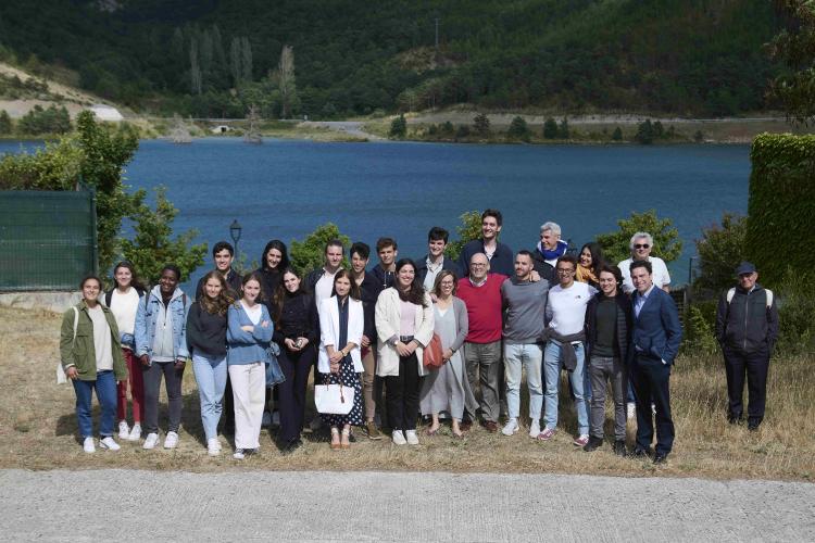 Fotografía de grupo del alumnado y profesorado de la Escuela de Verano del Campus Ultzama. 