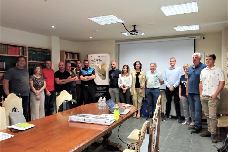 Fotografía de la consejera Gómez con el resto de participantes en la reunión.