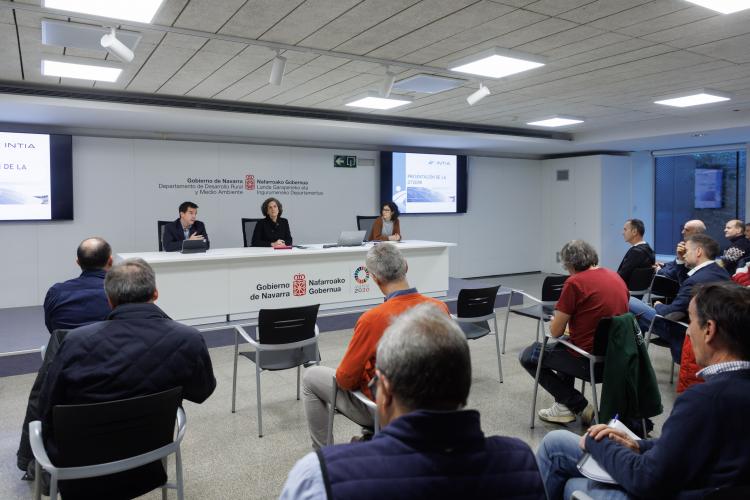 Fotografía del consejero El consejero Mikel Irujo y la consejera Itziar Gómez junto a la directora gerente de INTIA, Natalia Bellostas, en la reunión mantenida con representantes del sector agrario. 