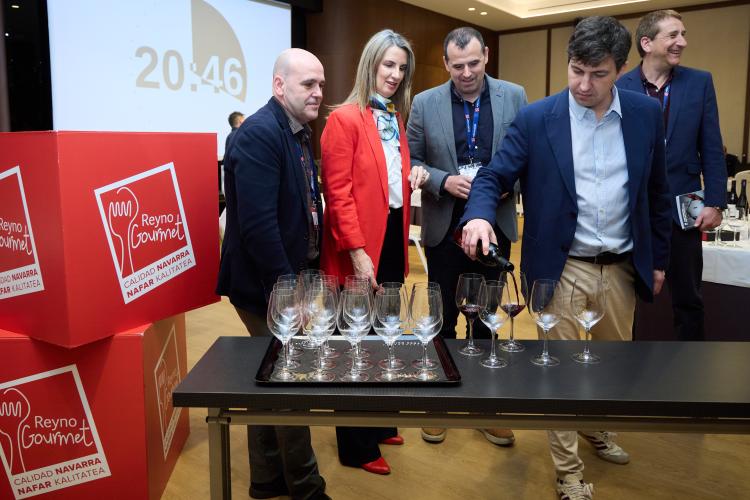 5 personas brindando con copas de vino