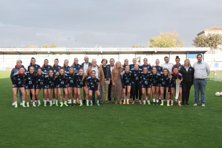 Fotografía de la selección española junto con el equipo de representantes navarros encabezado por la consejera Esnaola, en el campo San Francisco de Tafalla.