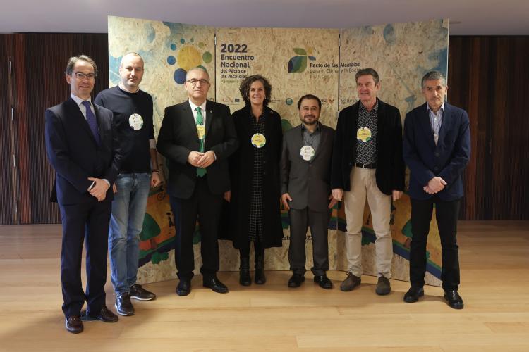 Fotografía de varios representantes en el acto.