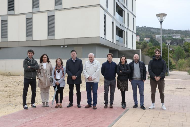 Fotografía de varios asistentes a la presentación de las viviendas