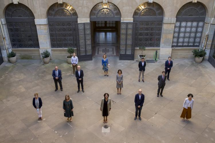 Fotografía de firmantes del acuerdo de promoción de producto local en el Palacio de Navarra