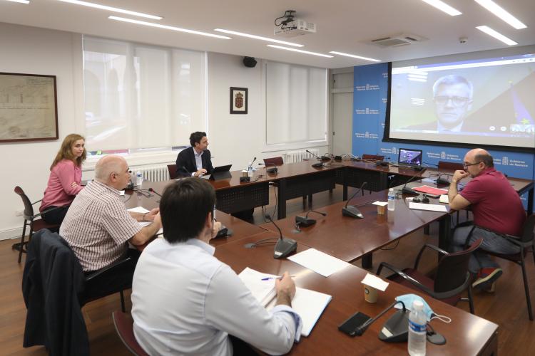 El vicepresidente Aierdi y su equipo, durante la videoconferencia con el secretario de Estado.