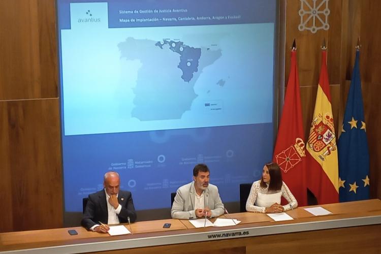 Imagen del consejero Cigudosa, el consejero Santos y Mar González, durante la rueda de prensa.