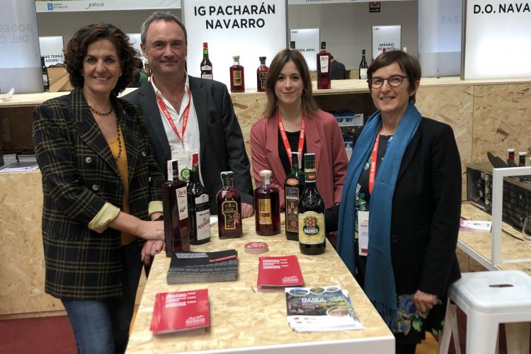 Visita al espacio del Pacharan Navarro en la feria.