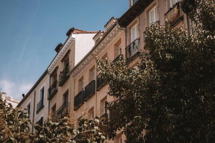 Fotografía de varios bloques de viviendas en un día soleado