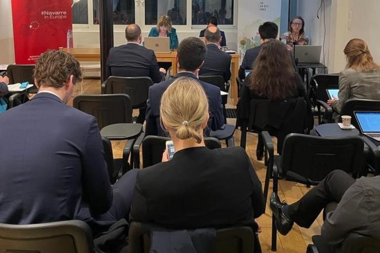 Fotografía de varias personas asistiendo al acto