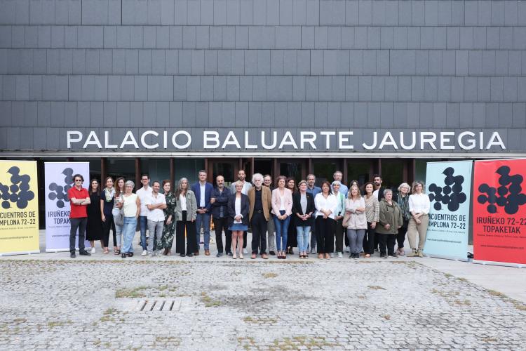 Fotografía exterior con todos los asistentes al acto.