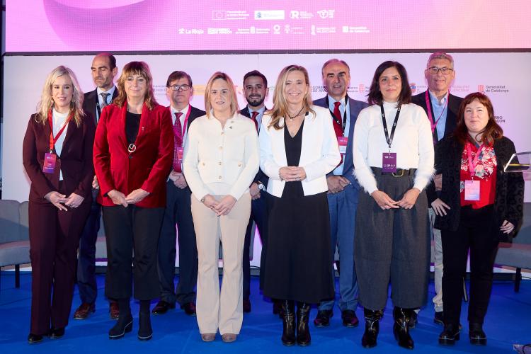 Fotografía de grupo compuesta por 11 representantes institucionales asistentes al acto. En la primera fila, se ve a 6 mujeres y en la segunda a 5 hombres.