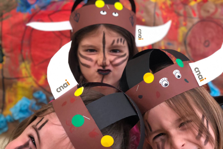 Tres niñas con cascos de vikingas, disfrazadas en un campamento urbano de CNAI