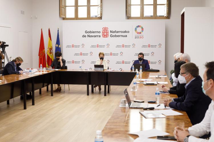 Instantánea de una sesión del Consejo de Administración de CPEN. En la mesa, preside María Chivite, presidenta del consejo, a la izquierda de la imagen Elma Saiz, consejera delegada, y a la derecha, Mikel Irujo, vocal del consejo y consejero de Desarrollo Económico del Gobierno de Navarra. En el lateral derecho de la imagen, se ven los perfiles de distintos miembros que completan el Consejo.