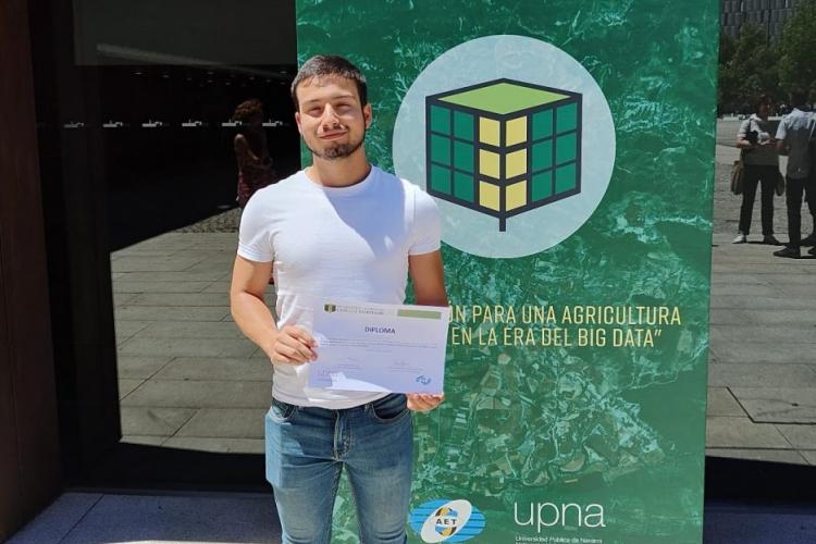 Fotografía de Christian Ayala Lauroba, con el premio al mejor póster del Congreso de la Asociación Española de Teledetección.