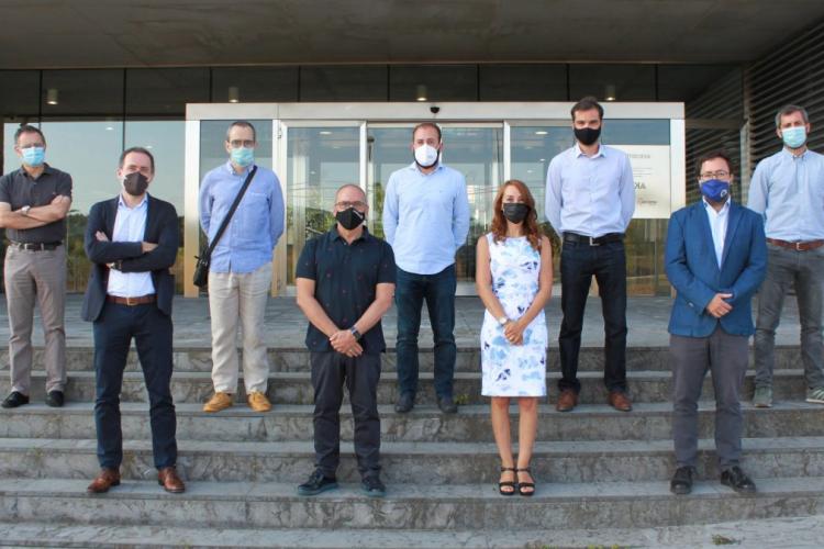 Fotografía de varias personas de pie en unas escaleras