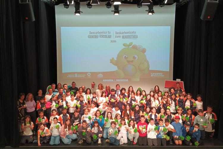 Alumnado que a participado en la entrega de premios agrupado en el escenario con los premios