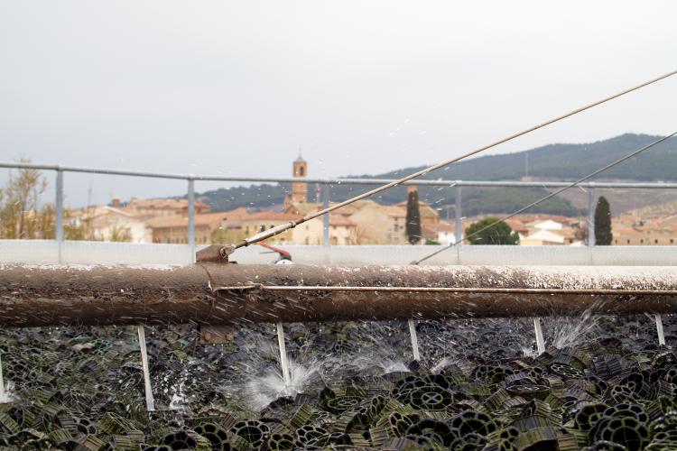 Fotografía del detalle de uno de los filtros biológicos de la depuradora de Fitero con la localidad al fondo. 